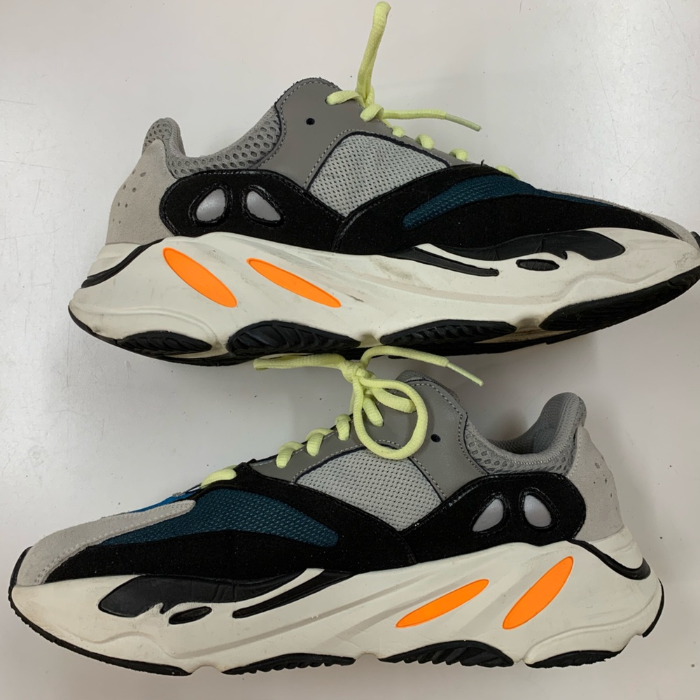 Yezzy 700 Wave Runners - Picture 4 of 9